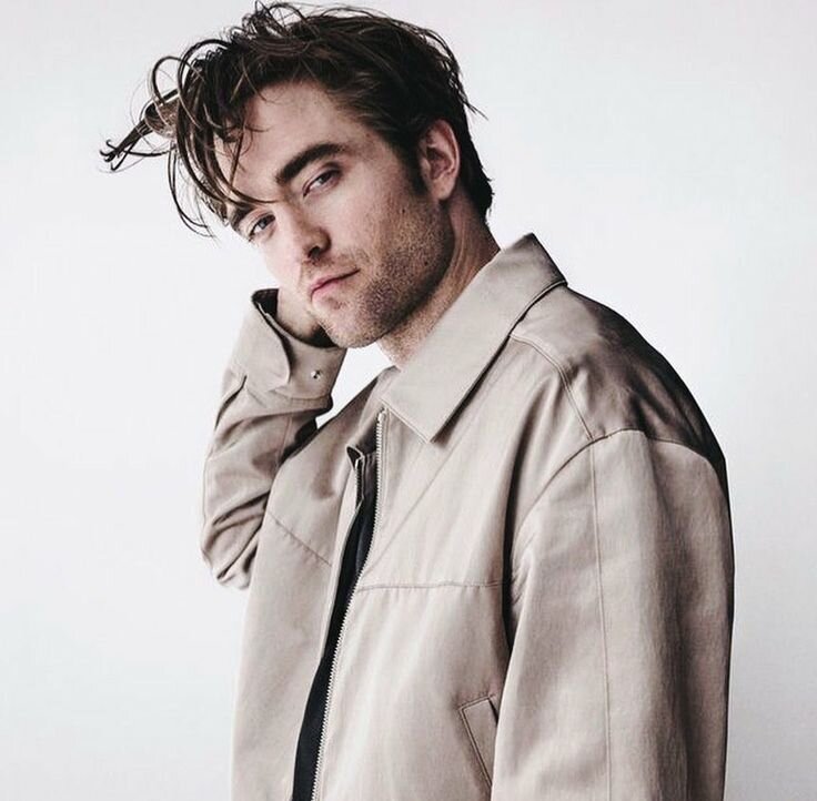 Британский актёр, фотомодель и музыкант. Мировую известность ему принесли роли Седрика Диггори в фильме «Гарри Поттер и Кубок огня» и Эдварда Каллена в серии фильмов «Сумерки».