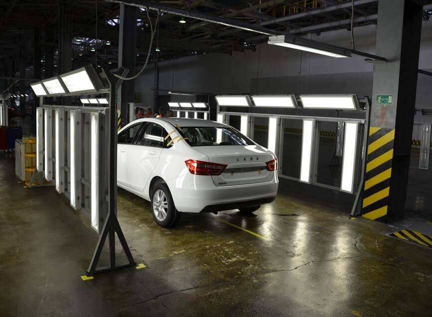 Проверка качества окраски в ОТК завода (иллюстрация с сайта Drive2.ru/пользователь Ultrasound)