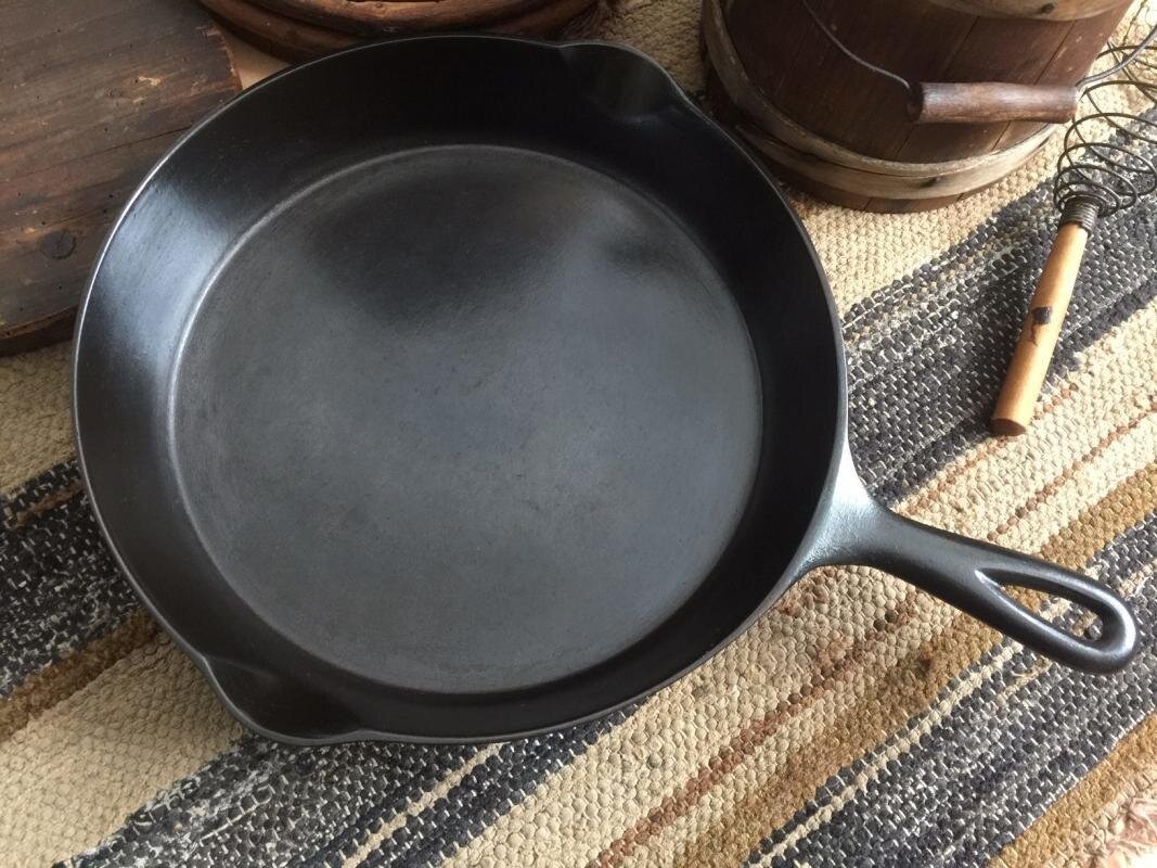 Как ухаживать за чугунной сковородой. Cast Iron Pan. Cast Iron. Cast Iron inscription.