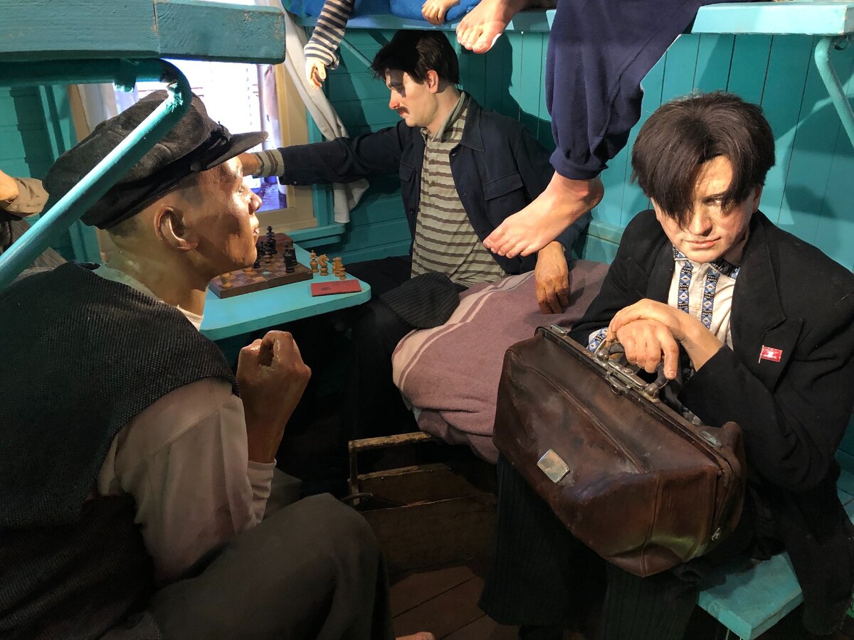 Фото: ИА "СеверИнфо". Экспозиция вагона, изображающая мирное довоенное время.