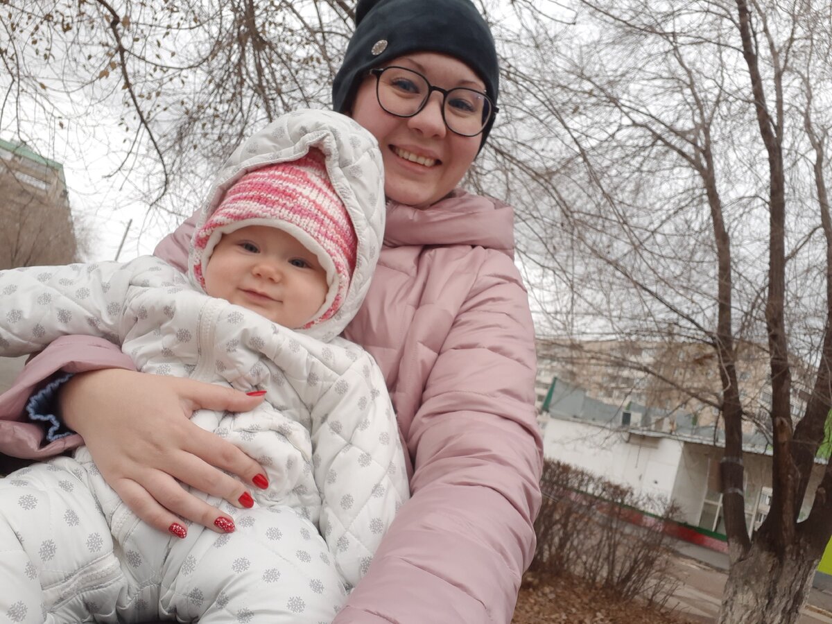 На прогулке, здесь Владушке полгода