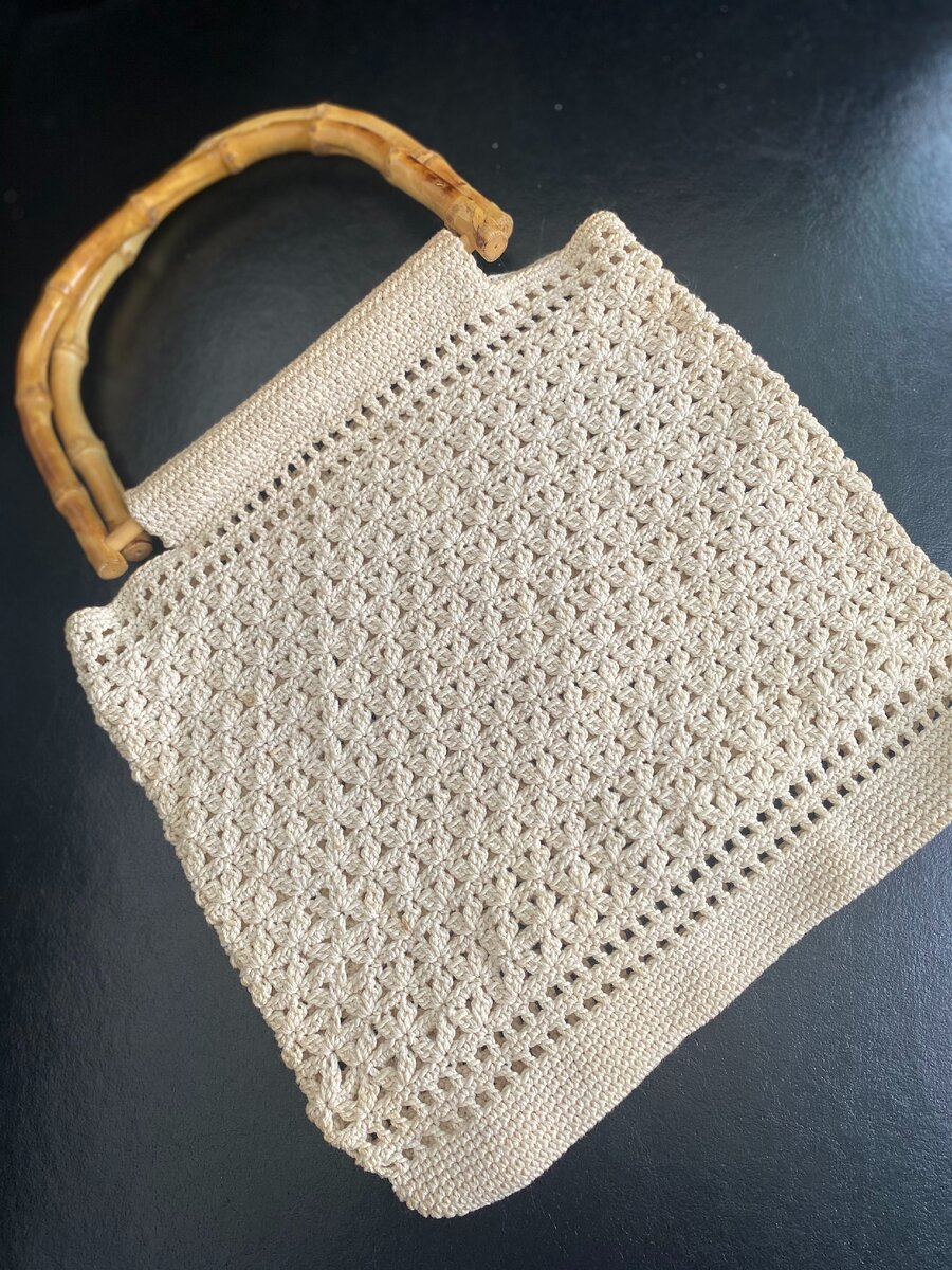 Начало с донышка по кругу столбиками без накида. Потом мережка и узор из столбиков с накидом