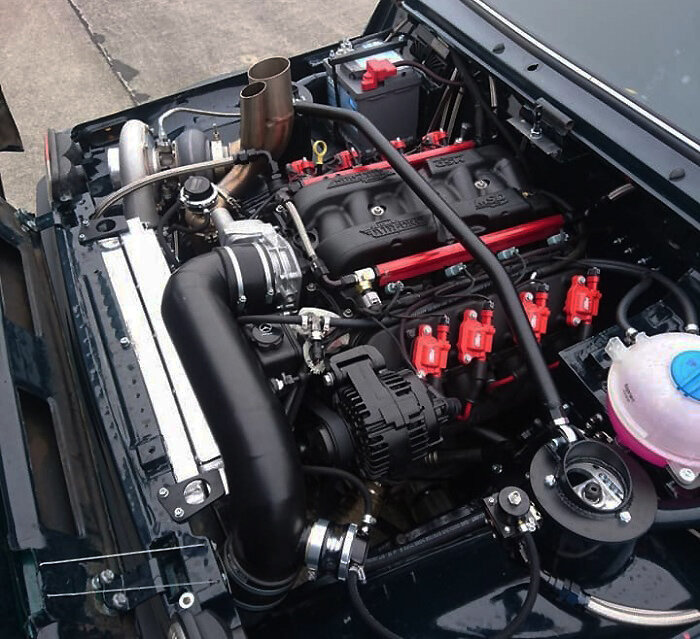 Под капотом автомобиля установлен мощный двигатель Chevrolet Corvette - V8 LS