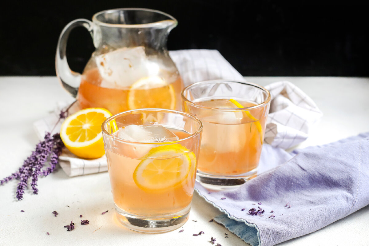 Лимонад с лимоном и лавандой