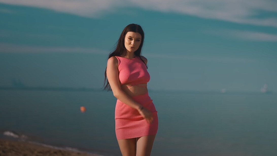 Erika Isac feat. BoyFlow - Hips on fire (Official Video)