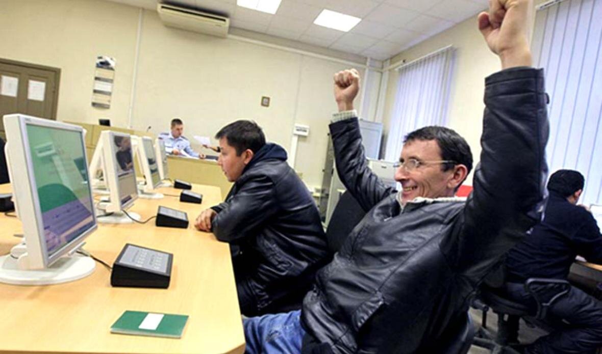 мужчина счастлив