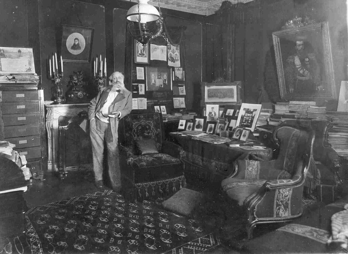 Генерал Е.В. Богданович в своём кабинете