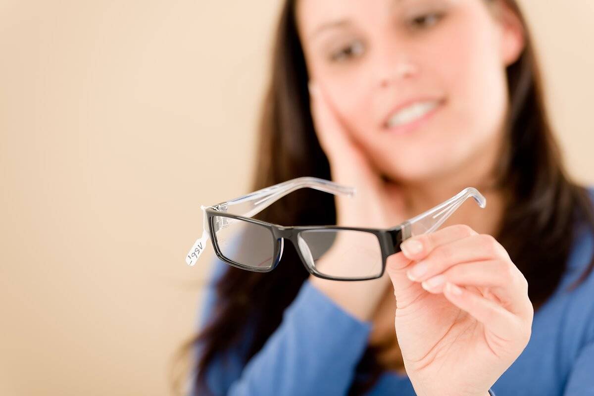 Почему очки назвали очками. Очки в руках. Держит очки. Солнцезащитные очки в руке. Человек придерживает очки.