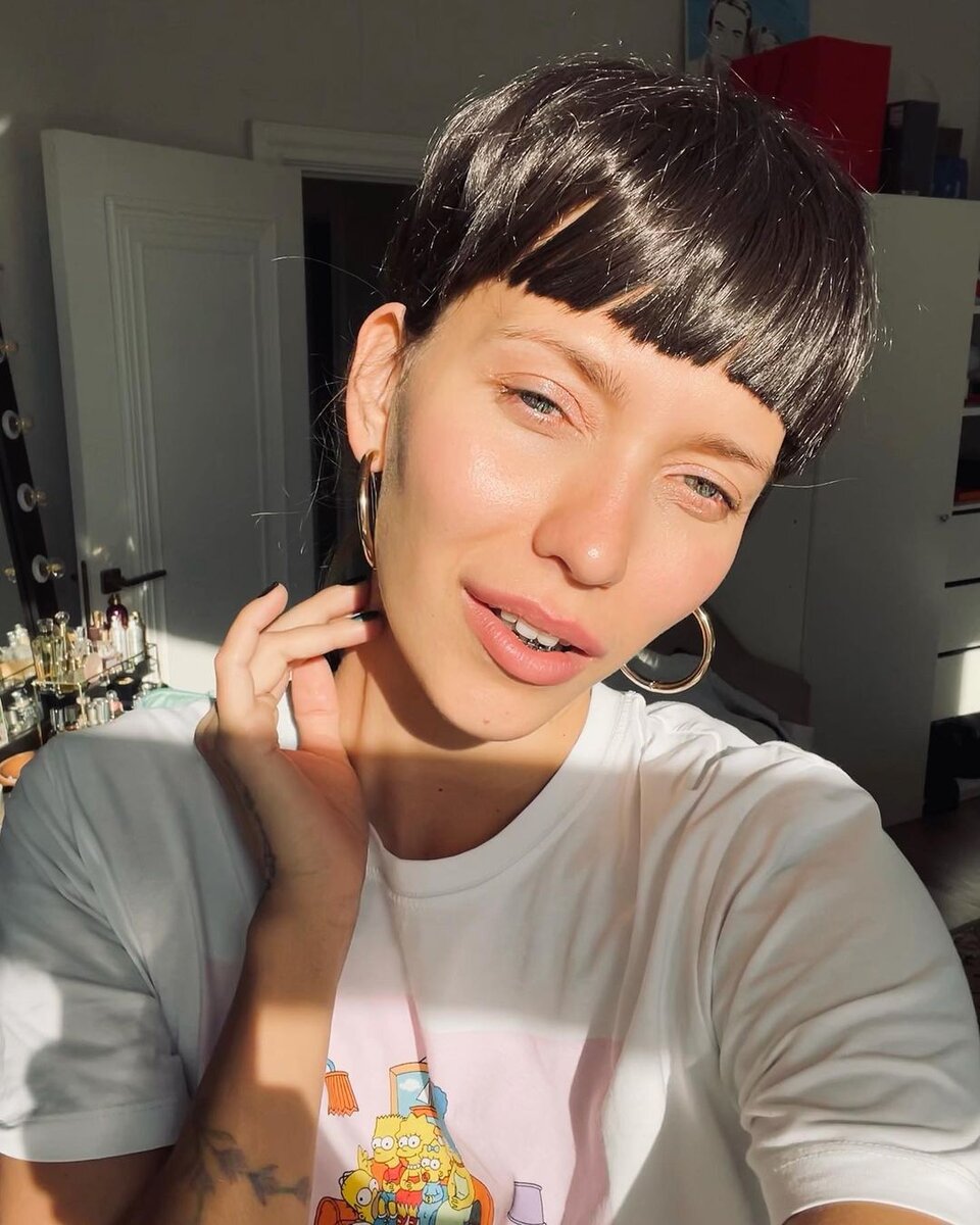 Фото-материалы взяты с источника http://celebki.ru/62665/V-Seti-raskritikovali-novyiy-obraz-Reginy-Todorenko-stavsheiy-bryunetkoiy/