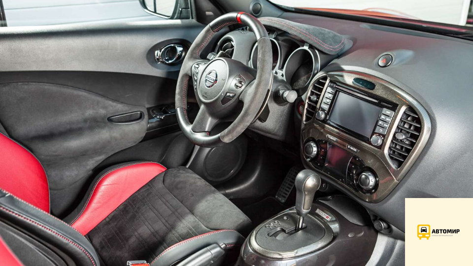 Салон внутри Жука, кажется, даже водителя обделили местом