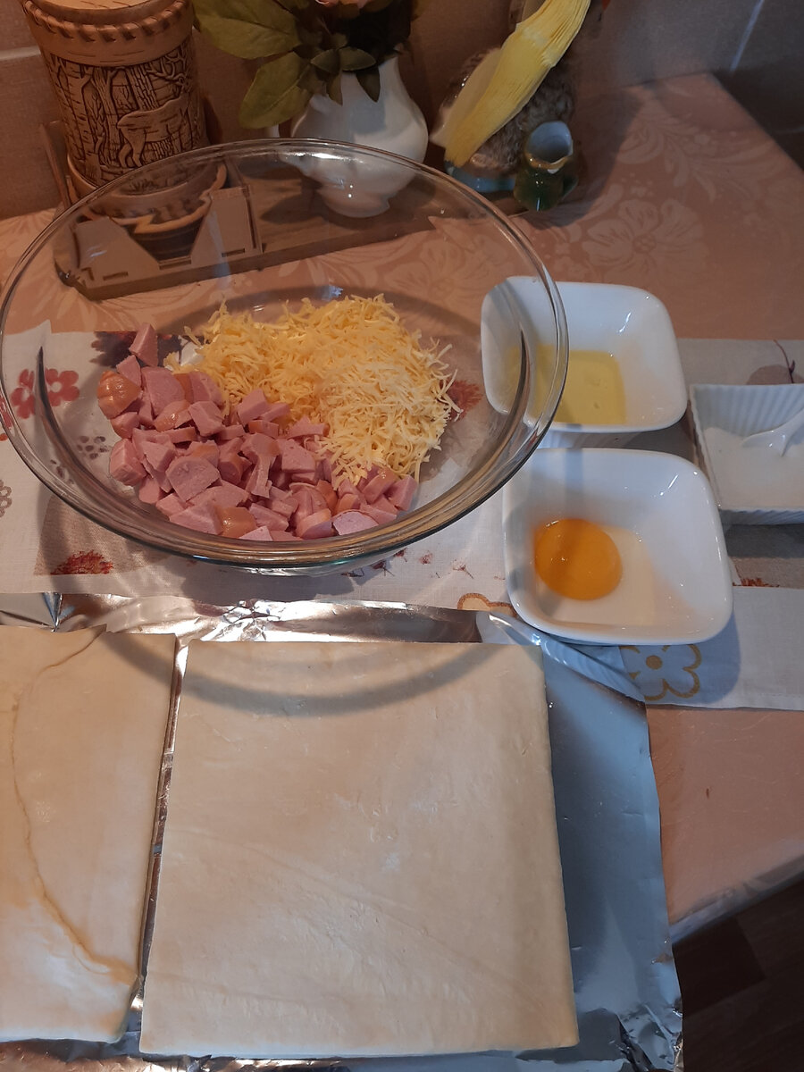 Продукты: слоёное тесто, сарделька-сосиска, сыр, яйцо, зелень, томатный соус. Фото с тестом.