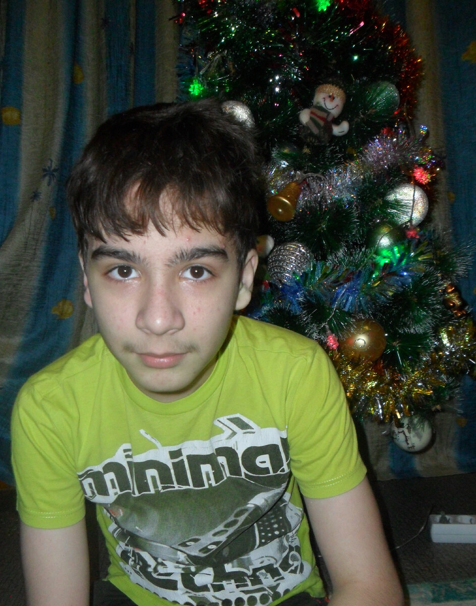 Вот он, этот коварный тип гражданской наружности, который ключи за банкомат выбросил. На фото ему как раз 12 лет, сейчас почти 19.  фото автора 