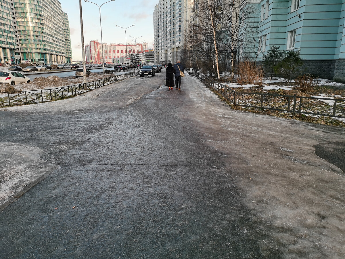 Не смотря на продолжительную оттепель, на тротуарах каток.