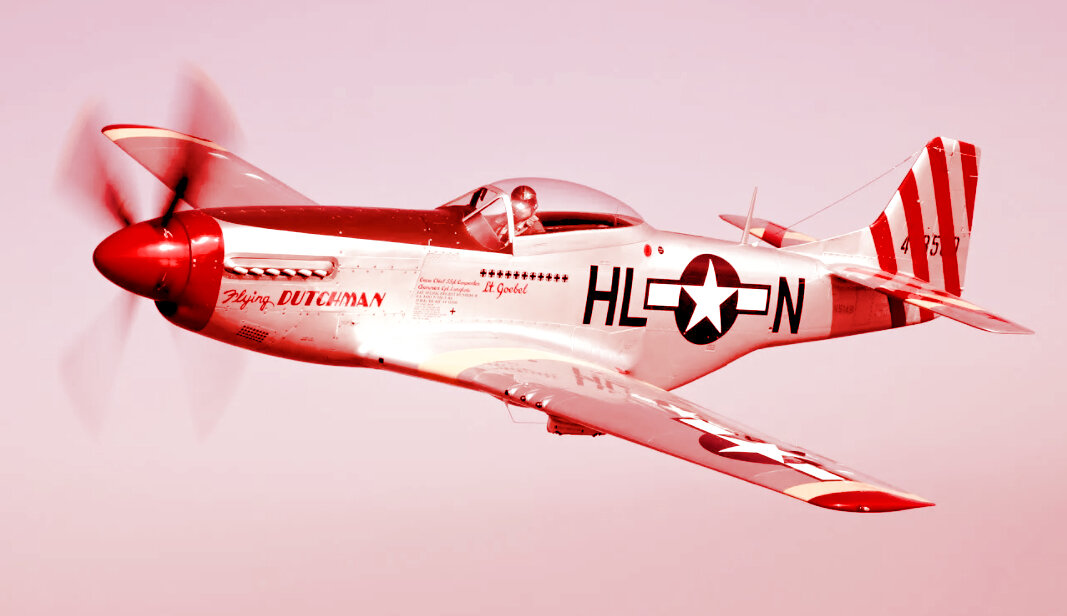 Американский одноместный истребитель дальнего радиуса действия Норт Американ P-51 Мустанг.