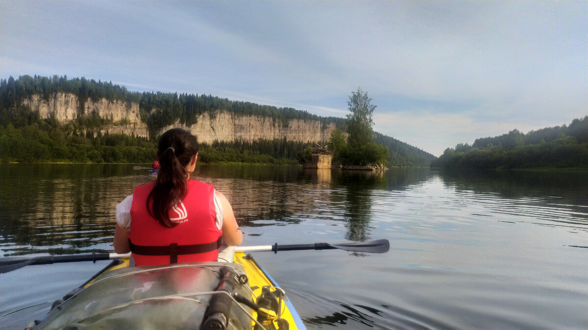 Некоторые ряжи как избушки, стоящие прямо в воде, на некоторых уже ростут деревья