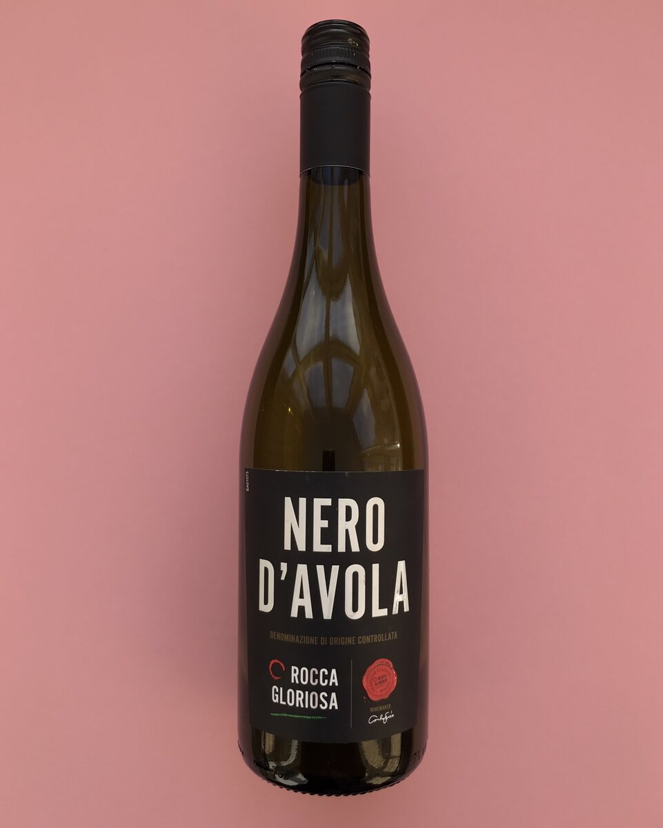 Rocca Gloriosa Nero d'Avola, DOC Sicilia, 2020, красное сухое, 13% Черный из Аволы – это если дословно, а Авола – город на о. Сицилия. Мы ждали яркое, насыщенное вино, но увы.