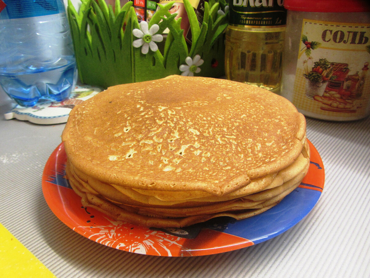 3 яйца1 ст. л. сахара1 ч. л. соли500 мл молока280 г муки3 ст. л. растительного масла плюс для жаркисливочное масло, сметана, варенье для подачиПриготовить тесто для домашних блинчиков. В большой миске слегка взбить венчиком яйца с сахаром и солью. Не следует это делать слишком долго и тщательно: главное, чтобы ингредиенты только соединились.получившуюся яичную смесь, основу теста блинчиков, влить половину холодного молока. Перемешать венчиком, чтобы получилась масса однородной консистенции. Муку просеять через мелкое сито. Понемногу добавить в яично-молочную смесь муку, перемешивая венчиком или лопаточкой до получения теста консистенции однородной сметаны. Следите, чтобы не было комочков Добавить в тесто домашних блинчиков оставшееся молоко и тщательно перемешать венчиком Влить растительное масло. Перемешать и оставить на 10-15 минут при комнатной температуре. Нагреть чугунную сковороду, смазать растительным маслом и жарить тонкие блинчики с двух сторон. Выкладывать их стопкой, смазывая маленьким кусочком сливочного масла.