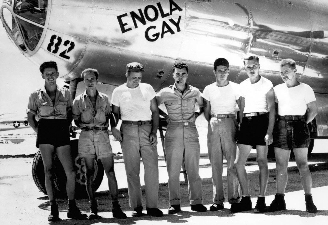 Экипаж Бомбардировщика "Enola Gay". в центре командир экипажа Пол Тиббетс. Август 1945 год. Остров Тиниан