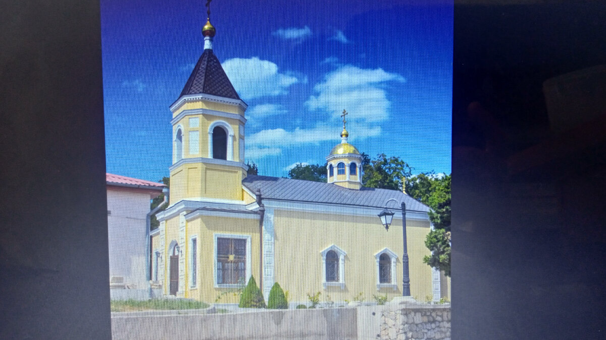 Храм  с  другой  стороны. 