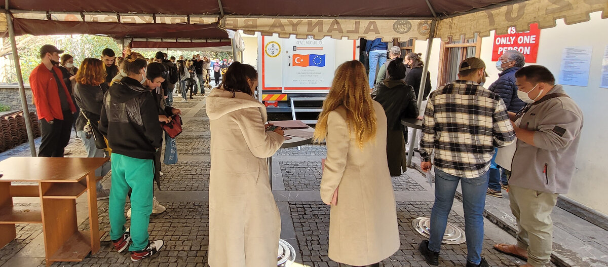 Людей, подающих документы на ВНЖ, очень много! Я за мои 9 лет жизни в Турции столько еще не видела...
