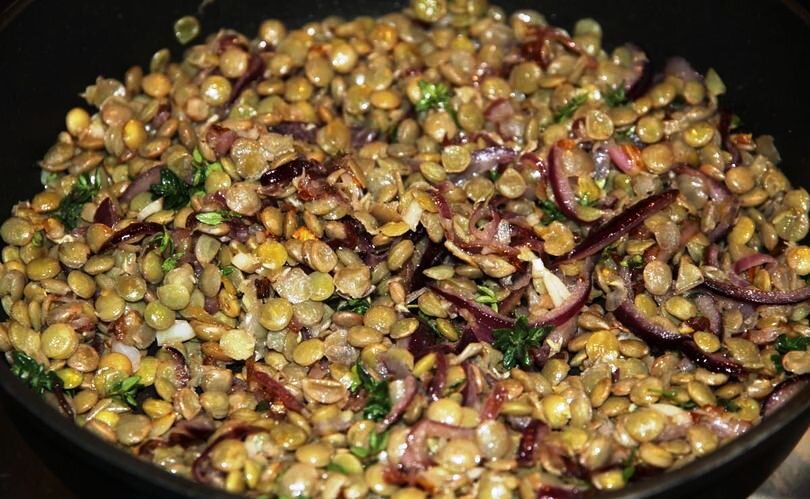 Зеленая чечевица с овощами