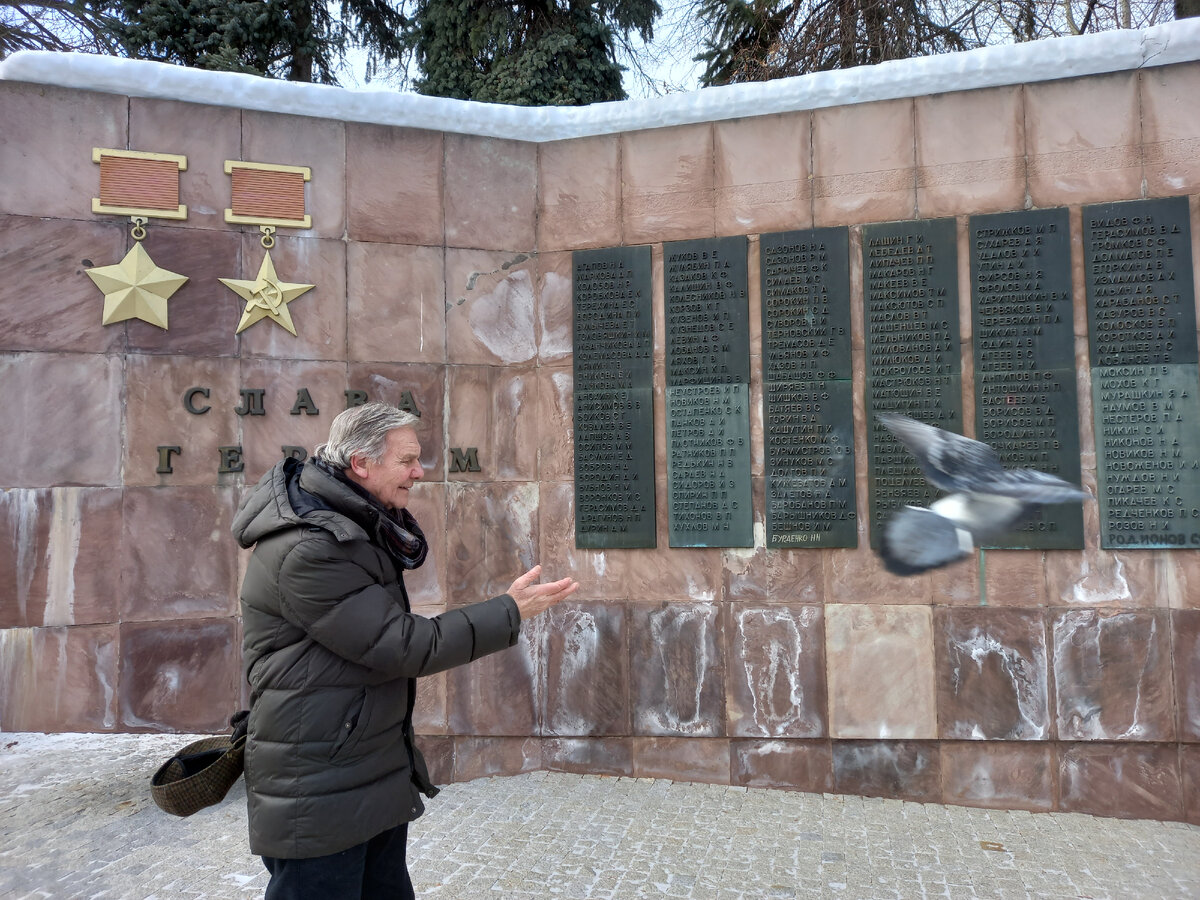 Голубь прилетел у мемориала с фамилией брата...