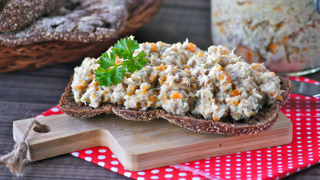 🐟 Рийет из скумбрии — простая, вкусная и полезная закуска на хлеб!