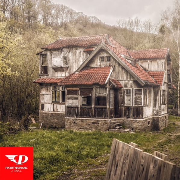 Заброшенный дом в деревне, зарастающий по соседству дачный участок или ржавеющий неподалеку гараж нередко наводят соседей на мысль стать их владельцами. Закон допускает такую возможность. Однако процедура непростая и не исключено, что закончится неудачей. По закону бесхозяйным считается объект, у которого отсутствует владелец (например, хозяин умер, а наследников нет, либо они отказались от наследства или пропустили срок его принятия), или он неизвестен. Как правило, в поле зрения любителей прибрать к рукам "ничейную" недвижимость попадают земельные участки, хозпостройки, бани, гаражи и дома. Сначала нужно выяснить, действительно ли у них нет хозяина. Это можно сделать в кадастровой палате, через Единый госреестр недвижимости (ЕГРН), в администрации населенного пункта или садового товарищества. Далее есть несколько вариантов.
Во-первых, в Гражданском кодексе есть понятие "приобретательная давность" - если открыто владеть недвижимостью в течение 15 лет, то затем можно оформить на нее права собственности через суд. Важно в течение этого срока непрерывно использовать дом или участок и делать это явно. Например, выращивать овощи на земле, сажать деревья, ремонтировать дом и платить за коммунальные услуги. К сроку своего владения можно присоединить период, когда тем же имуществом пользовался, например, наследодатель (если, допустим, заброшенный участок начал возделывать отец, а после его кончины ухаживать за посадками продолжил сын).
Второй вариант не такой длительный, но более хлопотный - выкупить недвижимость у муниципалитета. Бесхозный дом нужно поставить на учет в Росреестре. Сделать это можно только по заявлению муниципалитета - нужно лично прийти к местным властям и убедить их провести учетные действия. После того, как объект не менее года будет находиться на учете в ЕГРН, все тот же муниципальный орган может обратиться в суд с просьбой о признании права муниципальной собственности на него. После этого объект может быть продан муниципалитетом на торгах или же без них (если, например, земельный участок предназначен для индивидуального жилищного строительства, ведения личного подсобного хозяйства, садоводства), так что останется только выкупить его.
Примерно так же нужно действовать, если хочется оформить права на заброшенный участок. Тут есть условие: участок до вас должен не использоваться более трех лет.Ч
тобы переоформить на себя бесхозный гараж, необходимо установить, было ли бывшим хозяином оформлено право собственности, есть ли разрешение на его установку от муниципалитета. Если права не оформлены, информация о владельце отсутствует, либо если хозяина или наследников нет, то постройку можно переоформить. Сначала вместе с представителями местной администрации нужно составить акт о наличии гаража без хозяина на их территории. Затем - подать заявление в муниципалитет с просьбой поставить бесхозное имущество на баланс муниципалитета, в течение года ждать, не объявится ли собственник, а позже через суд оформить право на пользование гаражом и оформление его в собственность.
Кстати, завладеть бесхозным металлическим гаражом или "ракушкой" гораздо проще - они не считаются недвижимостью. Нужно заявить о таком гараже в полицию как о найденной бесхозной вещи и полгода ждать, не появится ли владелец. В это время хранить гараж можно как в полиции, так и на своей территории или на прежнем месте. Если владелец не объявился, подавайте заявление в суд с просьбой признать гараж своей собственностью. После этого обращайтесь в местную администрацию за разрешением на установку гаража.
Во втором варианте получения бесхозных строений в собственность остается опасность, что даже после оформления прав объявятся наследники прежнего владельца, которые пропустили срок принятия наследства по уважительной причине и смогут восстановить и срок, и свои права на строение. Если же внезапно объявится прежний собственник, он имеет полное право обратиться в Росреестр с заявлением о принятии вновь имущества во владение. И его вопрос будет решен в течение пары недель.
Так что вложение сил и средств в бесхозное имущество  без хорошего юриста - в чистом виде лотерея. 
Компания «Риэлт-Финанс» - опытный и надежный партнер в сфере недвижимости с 1995 года. - Оказываем полное юридическое сопровождение сделок;
Звоните и записывайтесь на консультацию прямо сейчас! +7(4012)611-555
