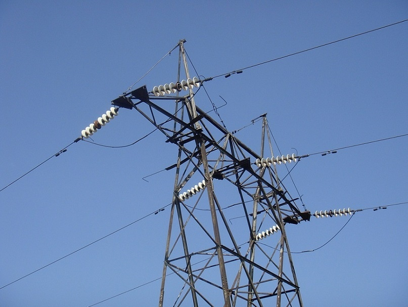 Провода высоковольтных ЛЭП, как правило, изоляции на проводах не имеют.