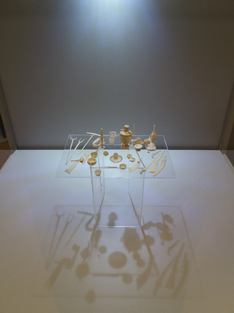 Эта милая композиция из Гостиных дворов в Архангельске. Не знаю, почему захотелось её здесь показать. Наверное, немножко от "волшебного фонаря"...