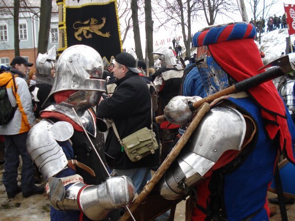 2010 год. Печально известный фестиваль "Дмитровский штурм". Лидия Губарева (слева) в доспехах. Фото из ее личного архива.