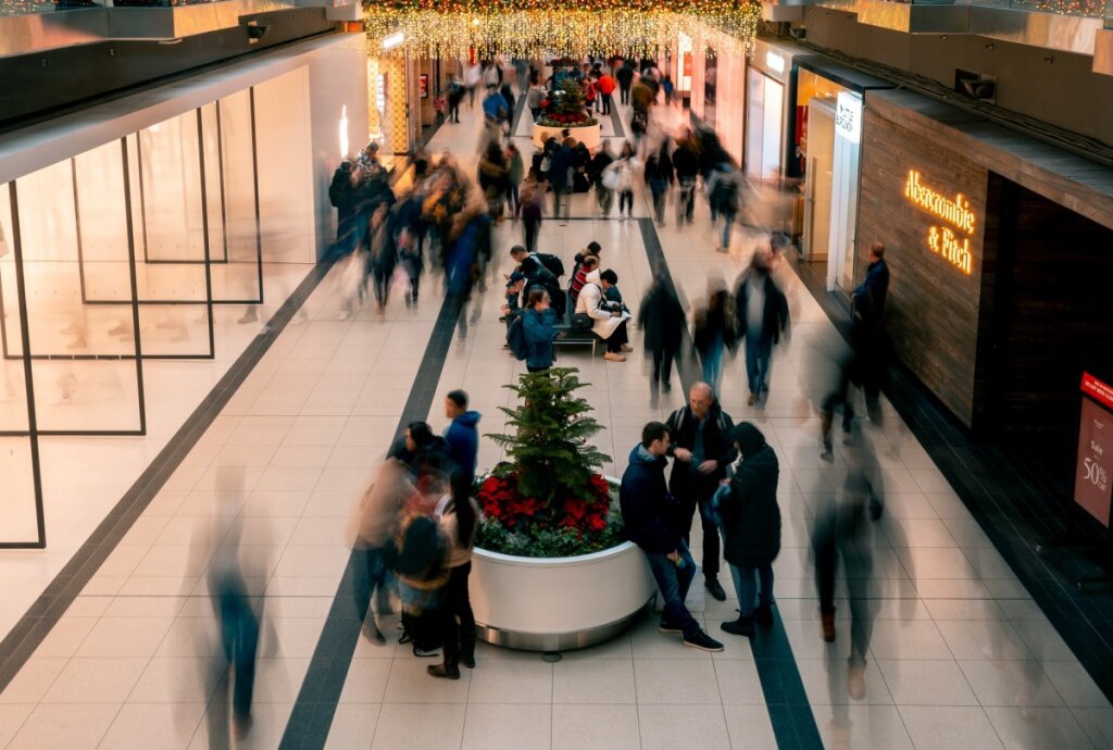 

Кризис на рынке торговой недвижимости, спровоцированный последними санкциями, уходом на неопределенный срок международных ритейлеров и снижением покупательского трафика, вынуждает владельцев торговых центров искать покупателей на свои объекты. В десятках городов страны на продажу выставлены торговые комплексы разного масштаба, и их число продолжает расти. 

«Торговый квартал» в Калуге за ₽3,3 млрд

В Калуге продается крупнейший в городе торгово-развлекательный центр "Торговый квартал" с чистой арендной площадью 31 тысяча кв.м. Комплекс продает банк непрофильных активов "Траст". Известно, что начальная стоимость лота составляет 3,3 млрд рублей. Заявки принимаются до 12 июня, а торги намечены на 22 июня. 

Vivaldi Plaza в Сургуте за ₽550 млн

Банк «Открытие» в очередной раз выставил на продажу торговый центр Vivaldi Plaza, ранее известный как ТРЦ «Вершина». В рамках нового предложения стоимость объекта составляет 549,3 млн рублей. Торги запланированы на 12 мая. Ранее банк реализовал на торгах торговые центры в Тамбове, Сыктывкаре и Красноярске. 

«Солнечный» в Москве за ₽1,25 млрд

В Москве на продажу выставлен торговый центр «Солнечный» на Боровском шоссе. Районный торговый комплекс площадью 11 650 квадратных метров (GLA - 9060 кв.м) продается за 1,25 млрд рублей. 

«Тетрис Молл» в Подмосковье за ₽1,37 млрд 

В городе Красногорск Московской области продается торговый центр «Тетрис Молл». Стоимость комплекса с арендопригодной площадью 9900 кв.м составляет 1,37 млрд рублей. Срок окупаемости заявлен на уровне 8-10 лет. Форма сделки предполагает приобретение ТЦ с кредитом в размере 670 млн рублей. 

«Карусель» в Подмосковье за ₽2 млрд

В Подмосковном Чехове продается районный торговый центр «Карусель» с одноименным якорным арендатором - гипермаркетом площадью 6000 кв.м и другими федеральными ритейлерами. Стоимость центра общей площадью 19 340 квадратных метров составляет 2 млрд рублей. 

«Самолет» в Самаре за ₽685 млн

В Самарской области на продажу выставлены сразу три торговых центра. Самым крупным объектом является трехуровневый торговый центр «Самолет». Комплекс площадью 31 500 квадратных метров продается вместе с земельным участком по цене 685 млн рублей. 

ТЦ «Март» в Москве за ₽1,5 млрд

В Москве на Большой Семеновской на продажу выставлен современный торговый центр «Март» районного значения. Комплекс площадью около 3900 квадратных метров рядом со станцией метро «Электрозаводская» продается по цене около 1,5 млрд рублей.

ТЦ "Лазурный" в Новосибирске за ₽550 млн

В Новосибирске собственник ищет покупателя на торговый центр «Лазурный» - районный объект площадью 5000 квадратных метров, с «Магнитом» и KFC в качестве якорных арендаторов. Окупаемость проекта заявлена на уровне 10 лет. Стоимость лота составляет 550 млн рублей. 

На сегодняшний день на сервисах объявлений в продаже значится несколько сотен объектов торговой недвижимости стоимостью от 200-300 млн до нескольких миллиардов рублей. В большинстве случаев речь идет о районных ТЦ площадью от 2-3 до 20-30 тысяч кв.м, хотя встречаются и более крупные объекты. По экспертным оценкам, в результате закрытия магазинов западных брендов районные ТЦ могут лишиться до 10% арендаторов, в то время как моллы регионального значения рискуют потерять до 20-35% арендаторов. 

Фото: Depositphotos.com, Pexels.com