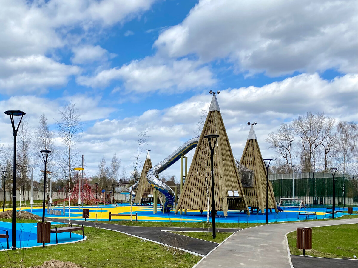 Очень яркая площадка и классные горки! 