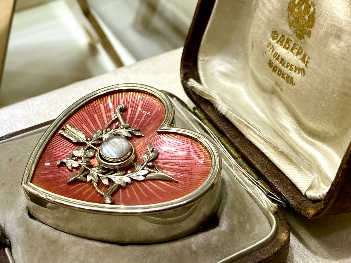 императорское яйцо фаберже "павлин. шкатулка яйцо фаберже. ведущий мастер фаберже из шуйской волости. яйца фаберже перхин. шедевры фаберже.