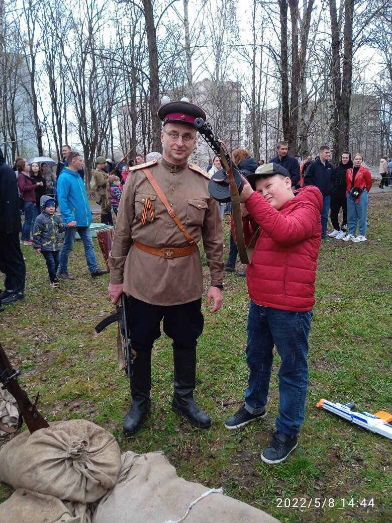 Женя с автоматом и Красным командиром