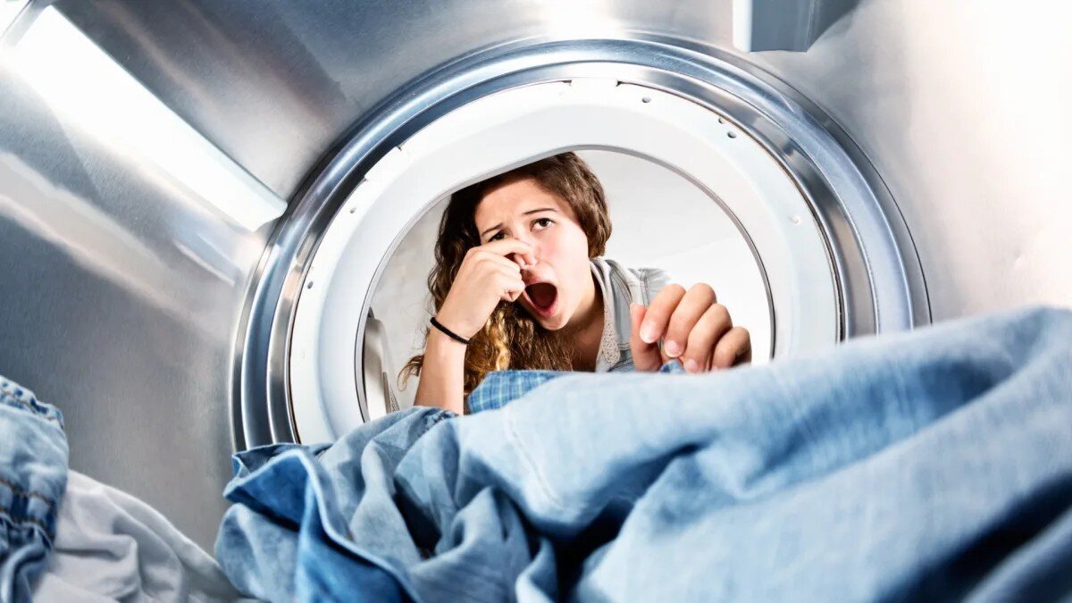 Неприятный запах в стиральной машине. Девушка в стиральной машине. Человек из стиральной машинки. Фото из стиральной машины.