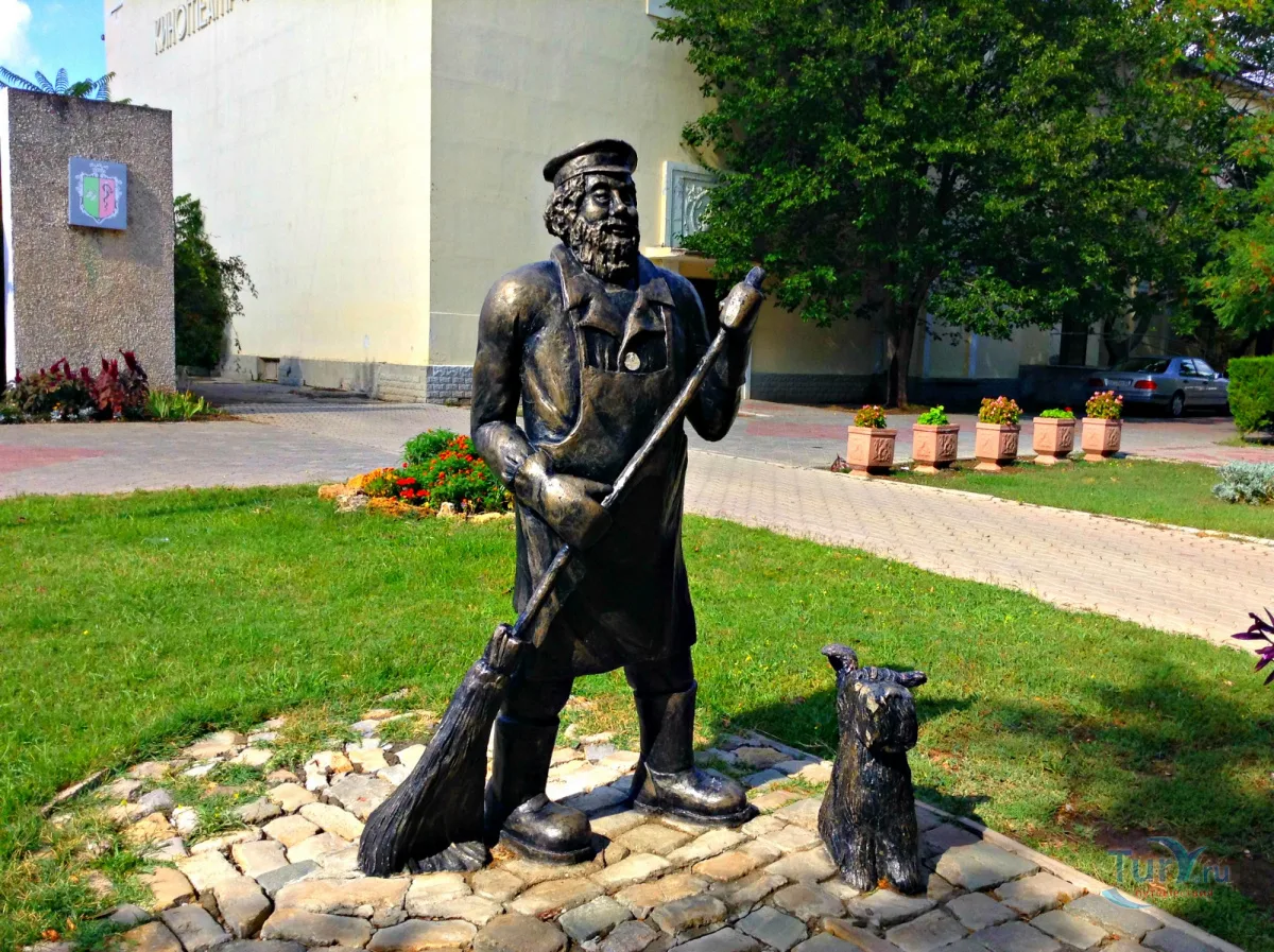 Дворник иваново. Памятник дворнику Балашиха. Памятник дворнику Евпатория. Памятник дворнику во Владимире. Памятник дворнику Саранск