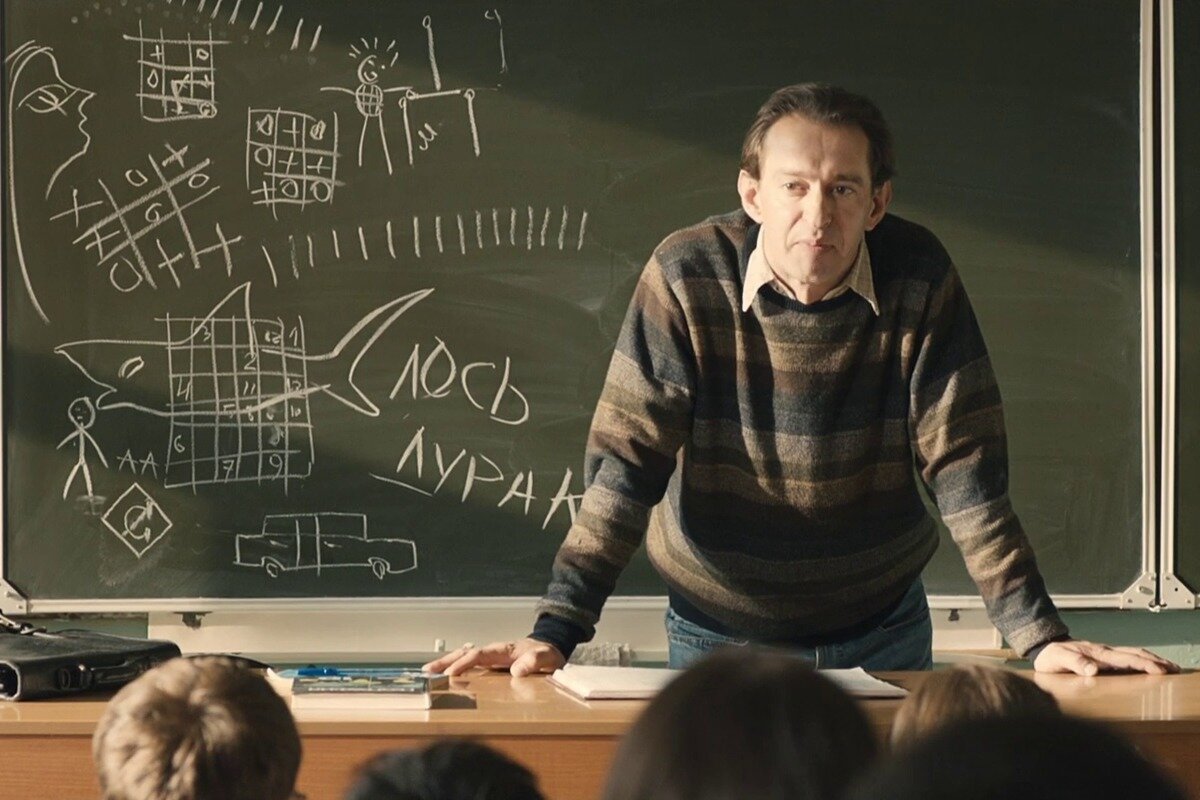 Дистанционное обучение — форма образования, при которой ребенок общается с учителями на расстоянии с помощью Интернета и выполняет задания онлайн. При этом все аттестации, как правило, проводятся в очной форме. Семейное обучение — форма образования вне образовательной организации, при которой родители берут на себя полную ответственность за обучение ребенка. Для получения аттестата дети, получающие семейное образование, как и другие школьники, должны пройти итоговую аттестацию.