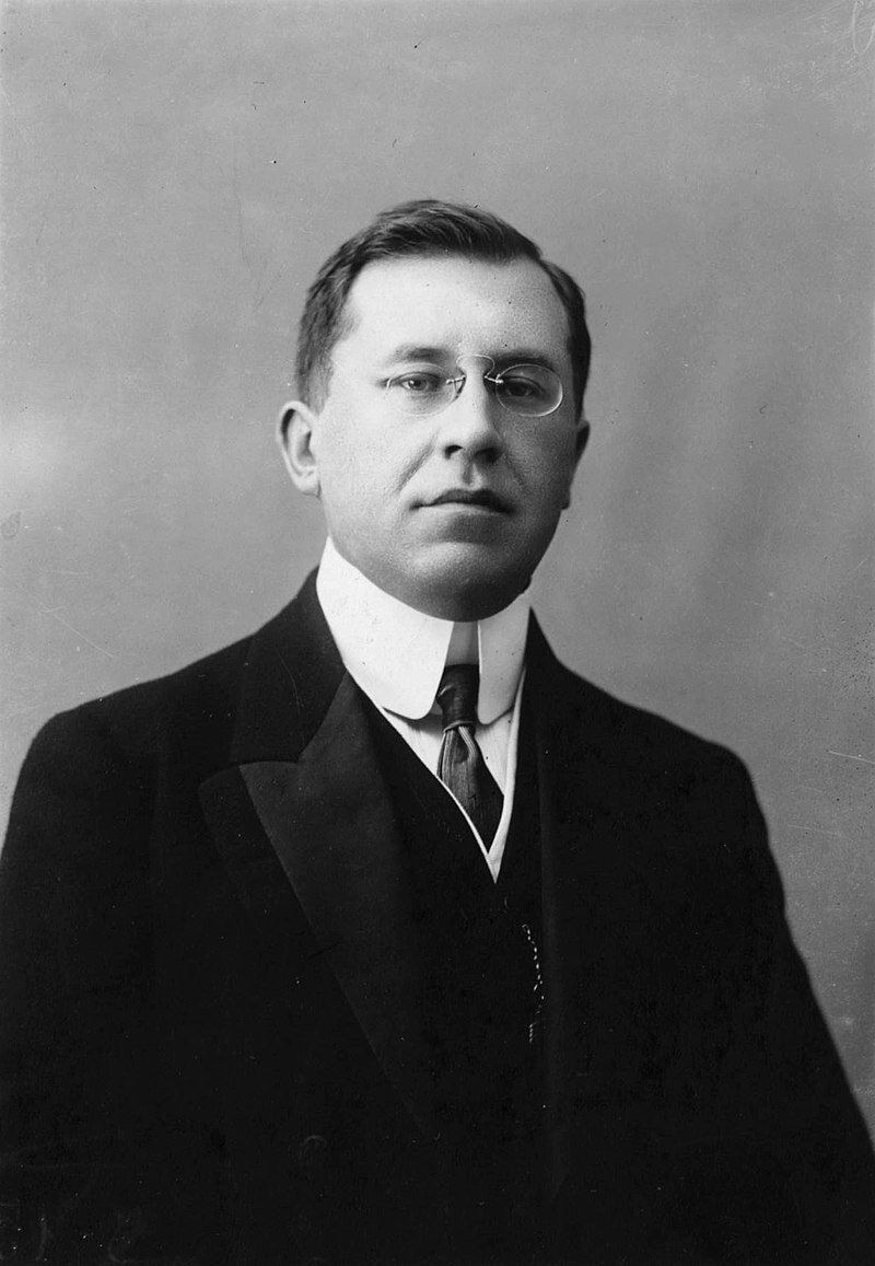 А это — Александр Иванович Коновалов (1875 — 1949). Предприниматель и политик, член Государственной Думы, в 1917 году —  Министр торговли и промышленности Временного правительства. Номинально попал и в Учредительное собрание (от кадетов, запрещенных после Октябрьской революции). Влиятельная фигура Русского Зарубежья. 