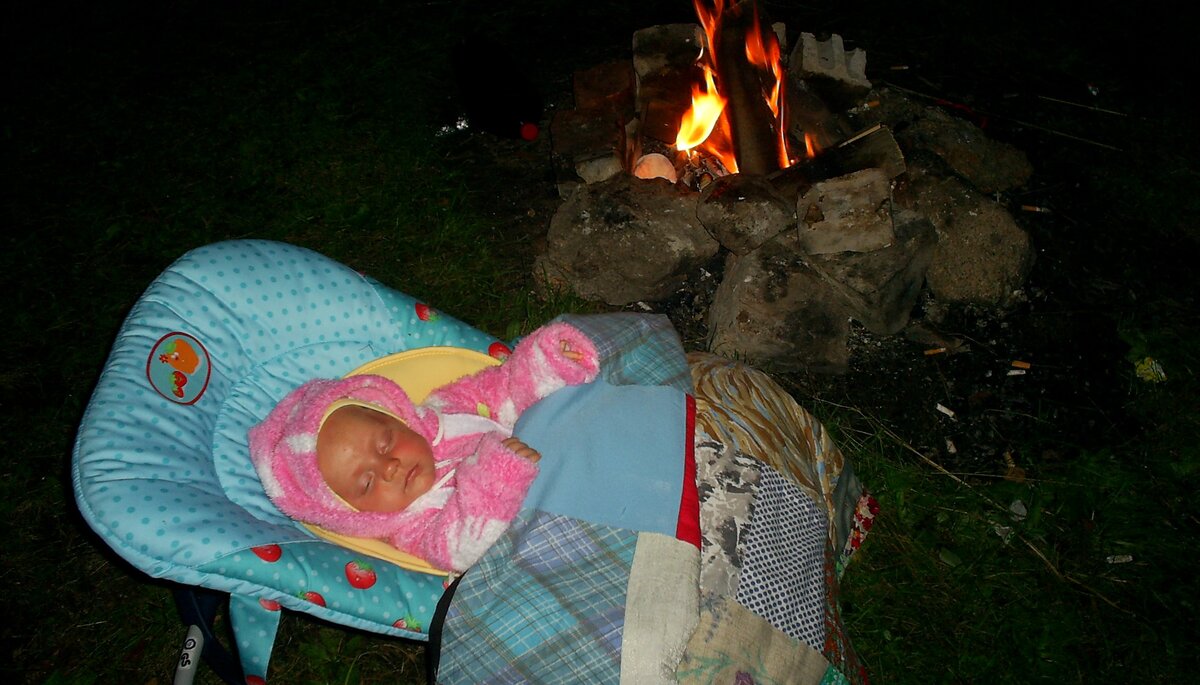 Варя спит у костра. Фото из личного архива.