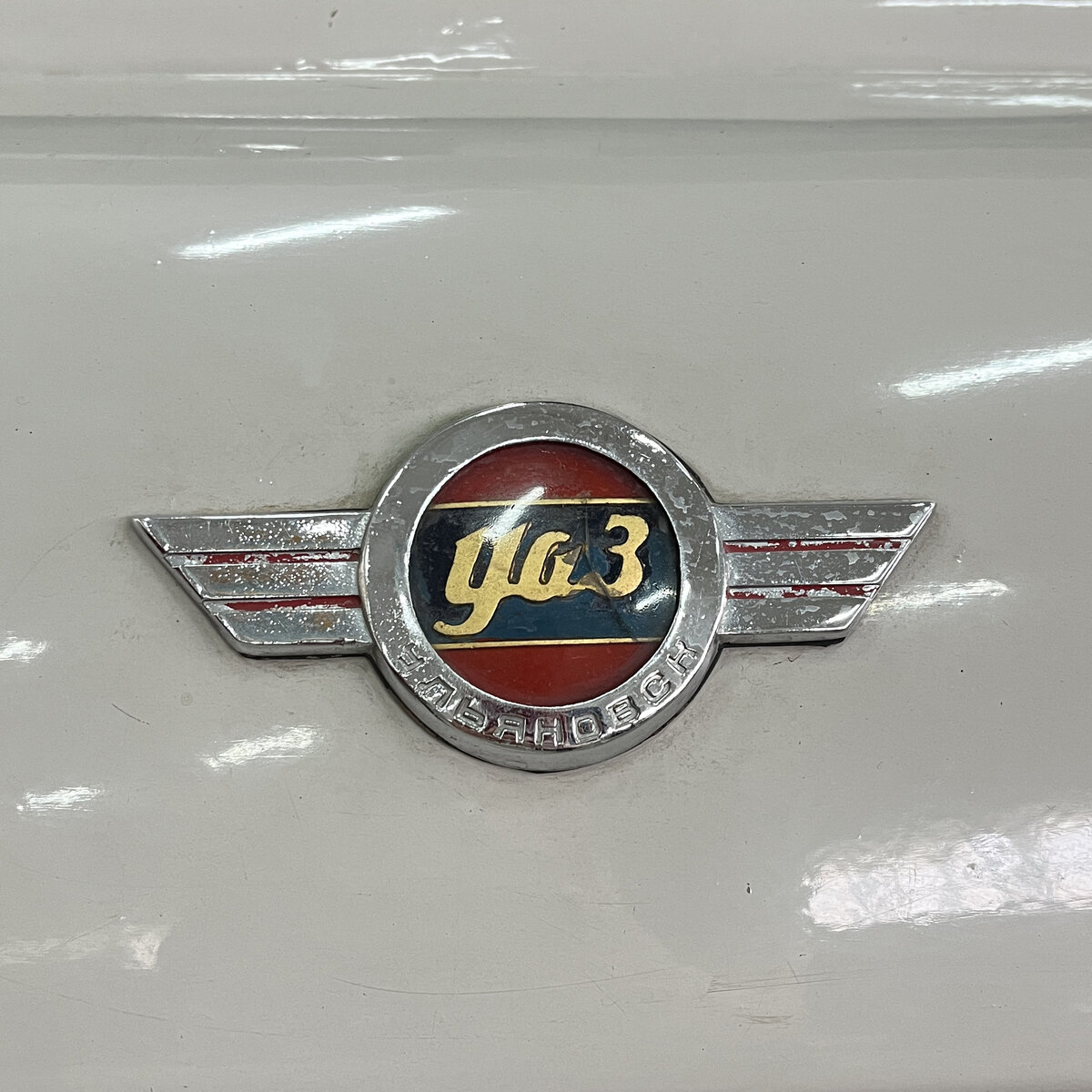 На машине сохранилась старая эмблема УАЗа. Сейчас, это уже настоящий антиквариат.