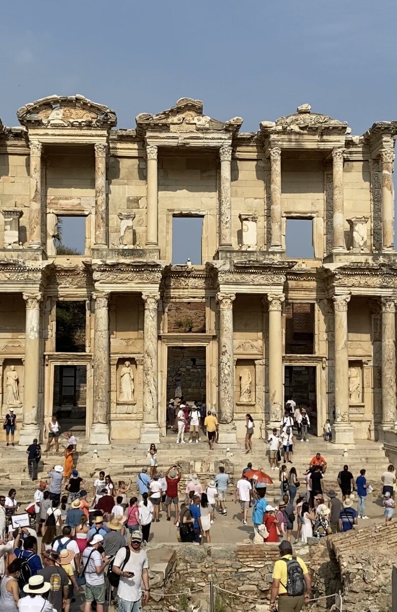 Оставшаяся целой фасадная стена библиотеки в Эфесе