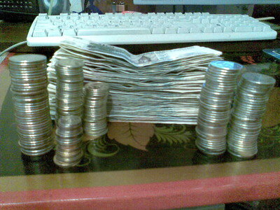 Вот такие кучи автор зарабатывала в 2009 году в подземном переходе с гитарой. А потом внезапно научилась работать головой за совсем другие кучи 