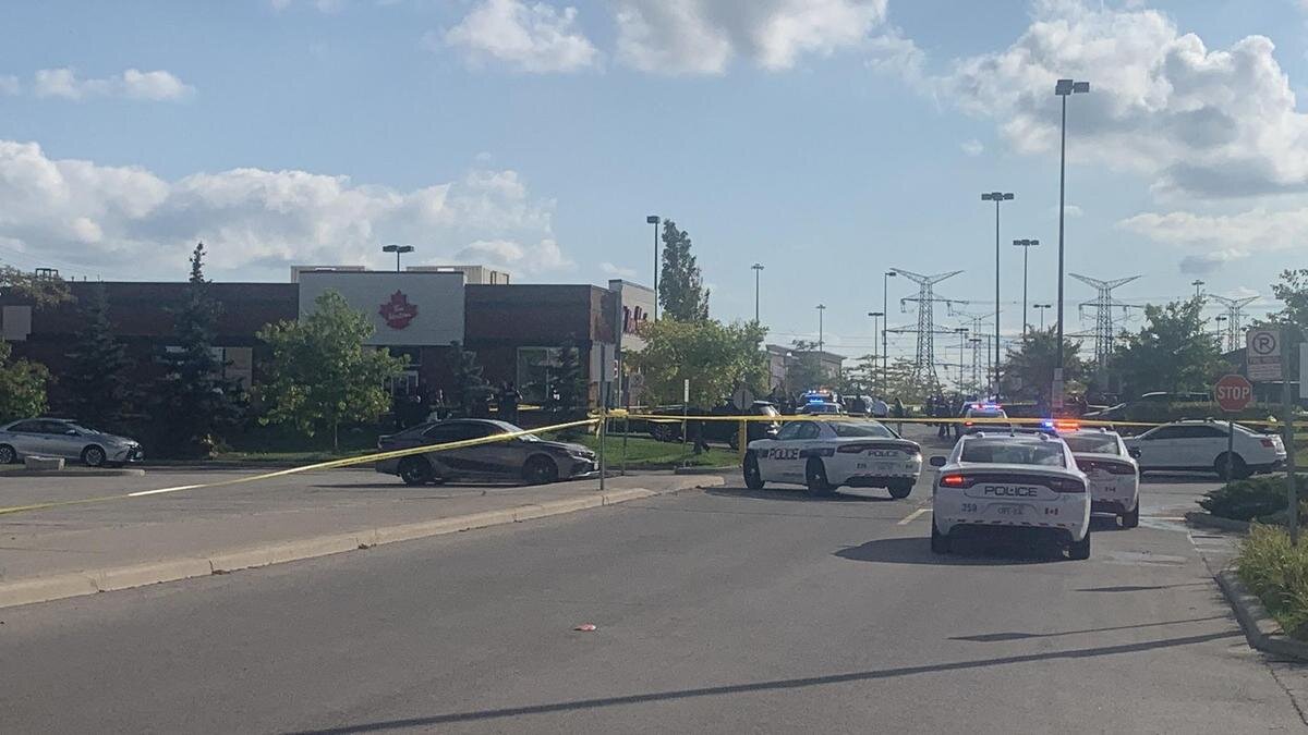    Полицейские машины возле места происшествия:twitter.com/SteveRyanCP24