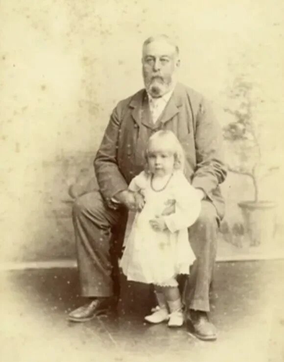 Фото из интернета. Маленькая Агата с отцом.