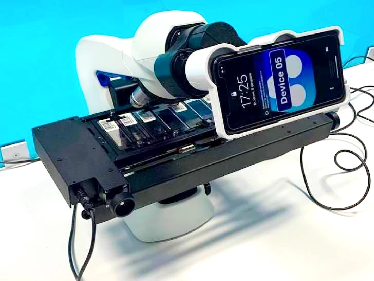 Штатив сам двигается, позволяя iPhone сканировать изображение с окуляра, которое захватывается в объектив камеры. Программа и «столик» самостоятельно производят сканирование всех 10 стекол в штативе