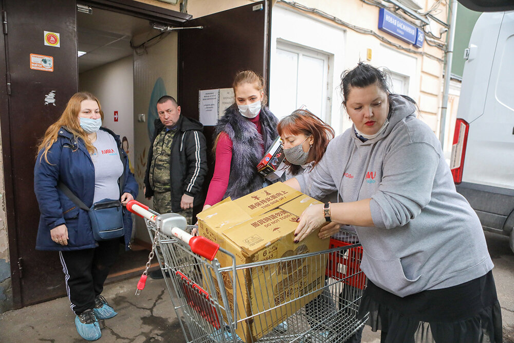 Сбор гуманитарной помощи для семей из Донецкой и Луганской народных республик (ДНР и ЛНР) в Международной благотворительной общественной организации «Справедливая помощь Доктора Лизы». Фото: Сандурская Софья /  АГН "Москва" 