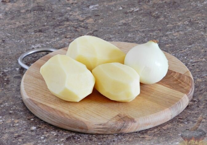  Картофель и лук очистить, вымыть.