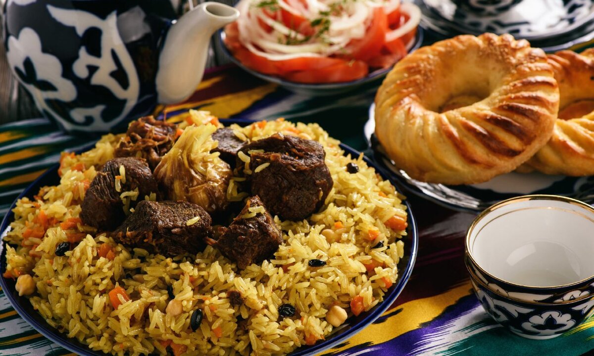 ИНГРЕДИЕНТЫ
1 кг длиннозёрного риса
1 кг баранины
1 кг моркови
300 мл растительного масла
4 небольшие луковицы
2 небольших сухих острых перчика
чеснок –
1 ст. л. сушеного барбариса
1 ст. л. зиры
1 ч. л. семян кориандра
соль