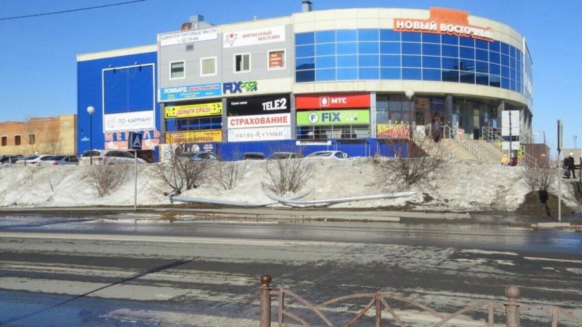     Под потолком ТЦ «Новый Восточный» бегают крысы. Видеозапись этого явления распространяют очевидцы.